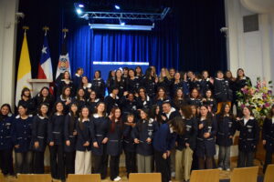 Emoción y compromiso: Estudiantes de Pedagogía PUCV viven su Ceremonia de Investidura y comienzan sus prácticas